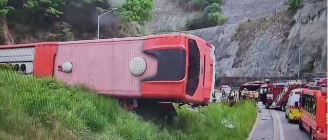 19日，韩国大田市一辆旅游大巴翻车。