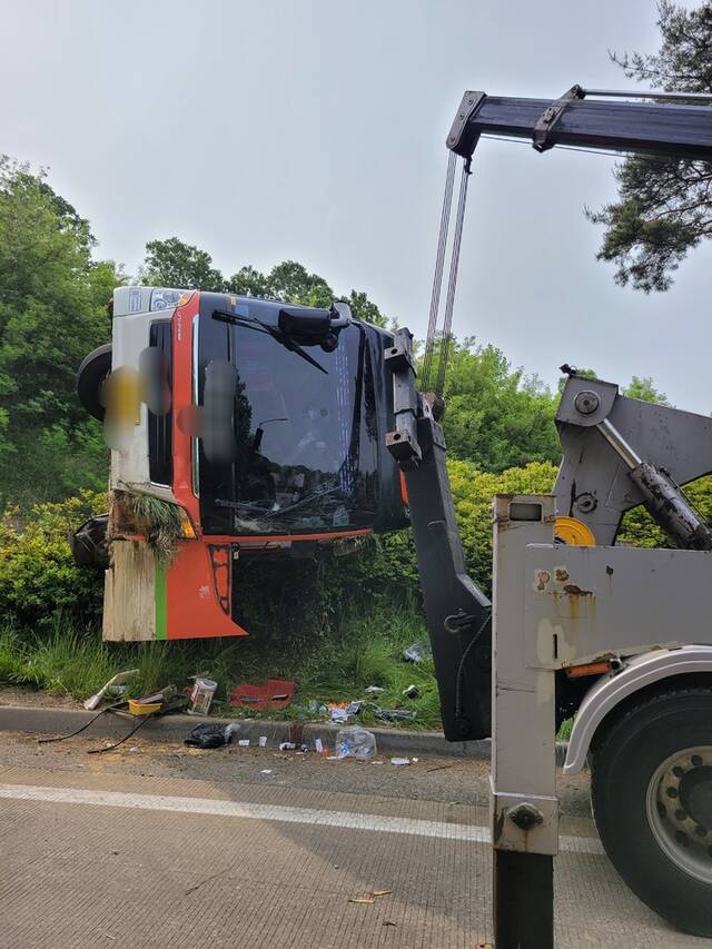 韩国一辆老年旅游大巴翻车 24人受伤