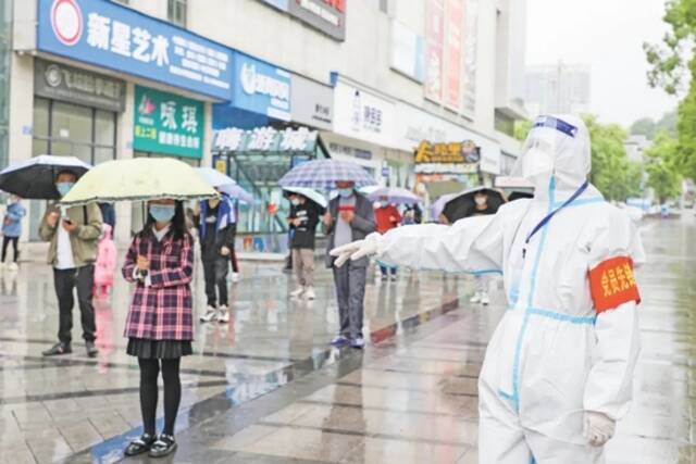 5月18日，邻水县再次开展全域全员核酸检测，市民打着雨伞前来进行核酸检测。广安日报赴邻水采访组范聪/图