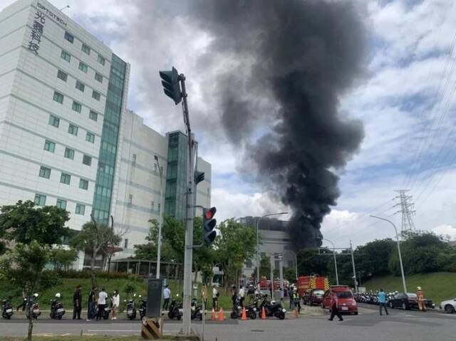 台湾新竹科学园一厂区大火 民众称远看如火山爆发