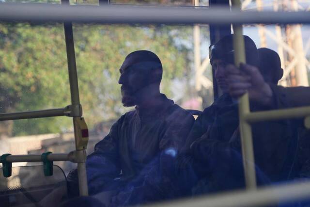 5月17日，在马里乌波尔，乌克兰武装人员乘坐巴士离开。新华社发（维克托摄）