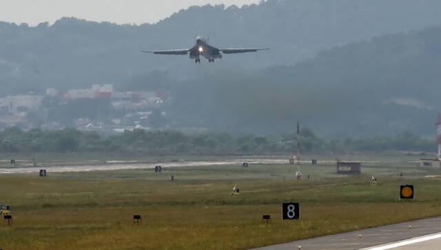 2016年9月21日，美军B-1B轰炸机准备在美军驻韩国乌山空军基地着陆。新华社/纽西斯通讯社
