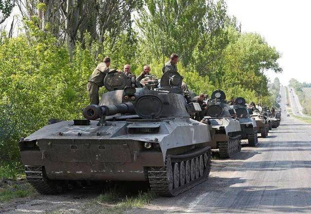 ▲13日，驻守在顿涅茨克郊外的亲俄武装装甲部队