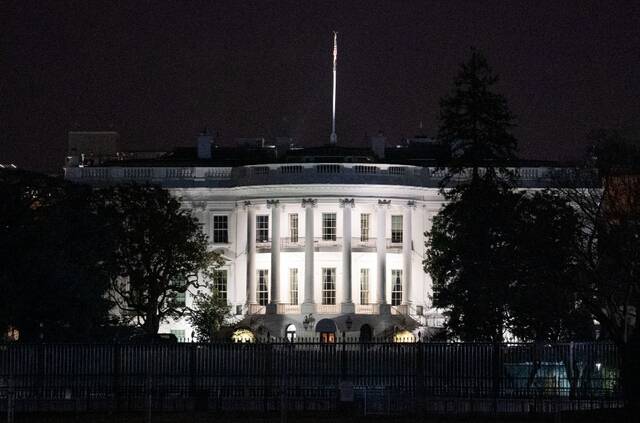 这是2月21日在美国首都华盛顿拍摄的白宫。新华社记者刘杰摄