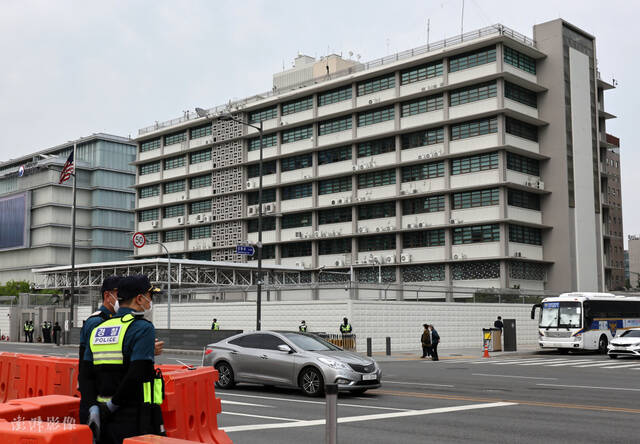 5月18日，美驻韩大使馆外，警员加强巡视。