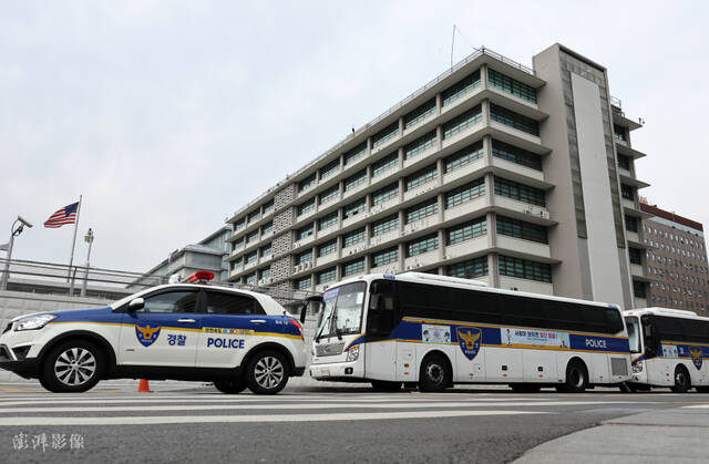5月18日，美驻韩大使馆加强戒备。