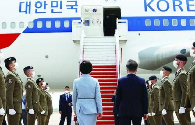 2021年6月17日，西班牙巴塞罗那，韩国总统文在寅和夫人准备登上专机回国。图片来源视觉中国