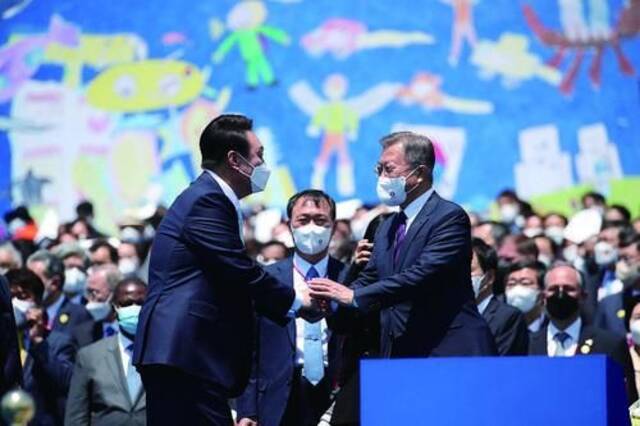 5月10日，韩国首尔，尹锡悦（左）总统就职典礼在韩国首尔举行，文在寅出席。图片来源视觉中国
