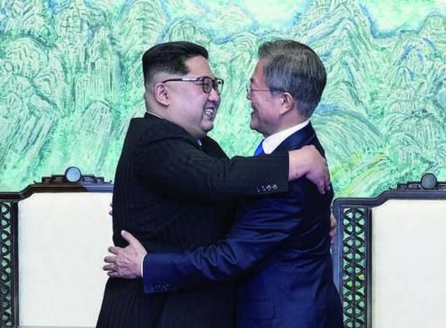 2018年4月27日，朝韩边界板门店，朝鲜最高领导人金正恩与韩国总统文在寅进行会谈。图片来源视觉中国