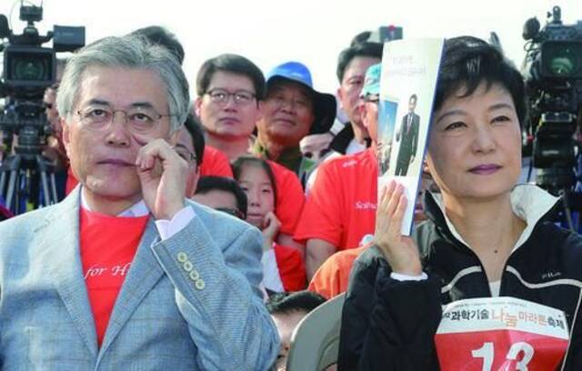 2012年10月13日，韩国首尔，韩国总统候选人朴槿惠（右）、文在寅出席马拉松赛开幕式。图片来源视觉中国