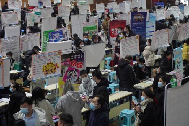 2月16日，2022郑州青年人才春季招聘会启幕，求职者在招聘会现场寻找工作机会。