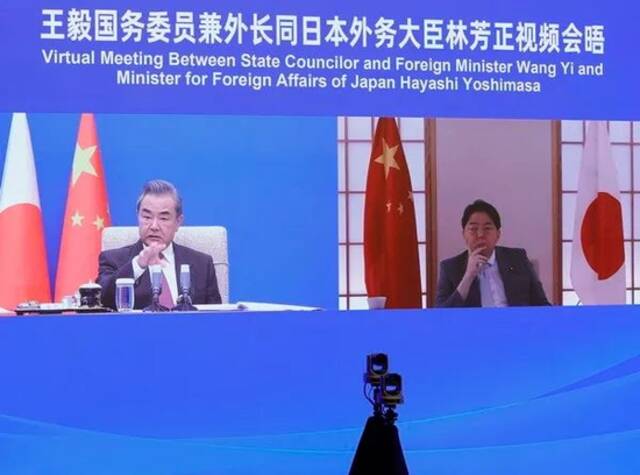 5月18日，王毅同日本外相林芳正举行视频会晤图：外交部网站