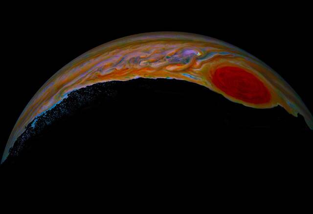 公民科学家Mary J. Murphy处理“朱诺号”图像展示木星壮观艳丽的大红斑