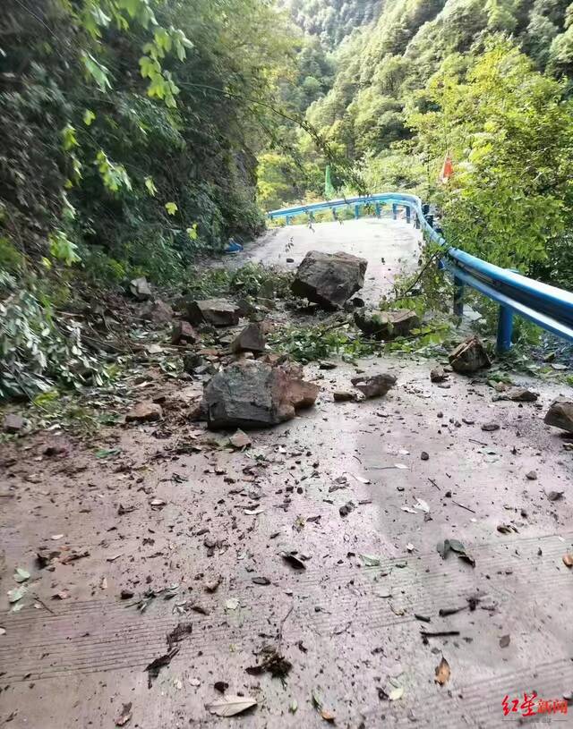 道路垮塌严重