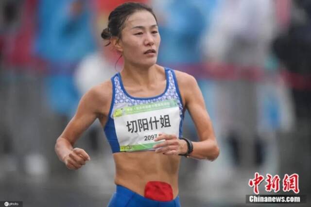 资料图：2021年9月24日，陕西西安，切阳什姐在第十四届全运会田径女子20公里竞走比赛中