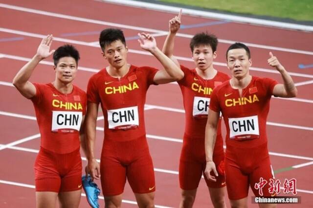 资料图：图为中国队队员赛后合影图片来源：视觉中国