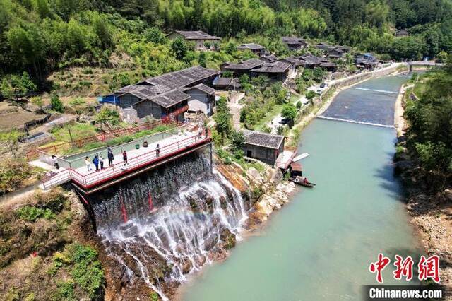 俯瞰闽侯县廷坪乡仅存的一处畲族特色古村落，村居依山而建，临水而设，古朴精致。王东明摄