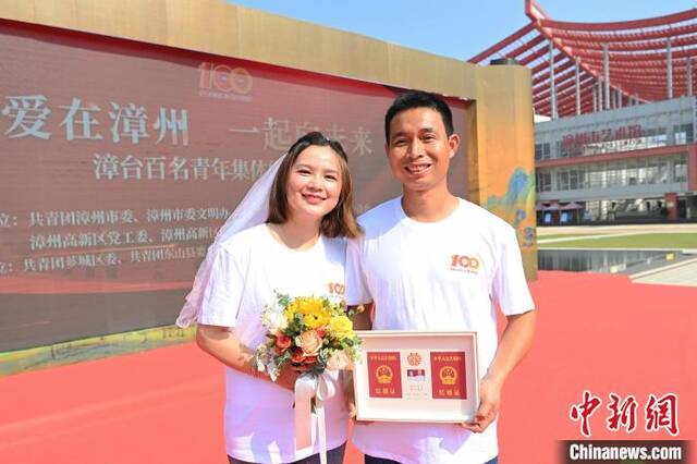 参加集体婚礼的台湾青年杨荫宽与她的丈夫。张金川摄