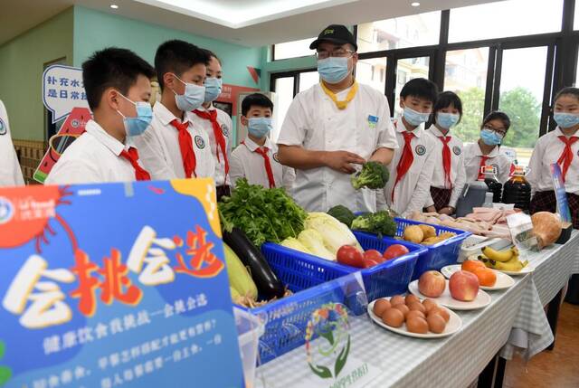 5月19日，合肥市翡翠学校厨师向学生们讲解食物营养搭配知识。新华社记者刘军喜摄