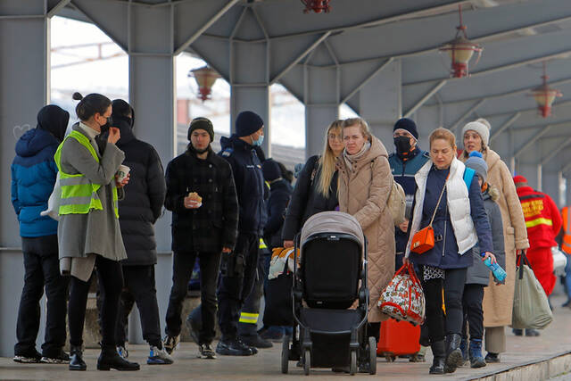 3月5日，来自乌克兰的民众抵达罗马尼亚布加勒斯特火车北站。新华社发（克里斯泰尔摄）