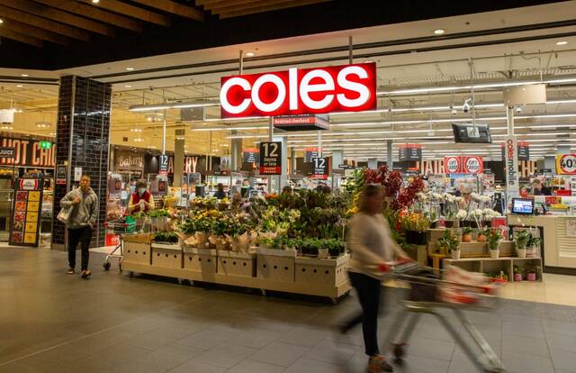 4月27日，顾客在澳大利亚悉尼一家商场内购物。