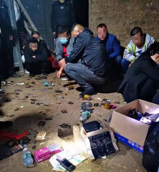 一群男女躲进荆门深山老林，竟干这勾当！54人被抓！