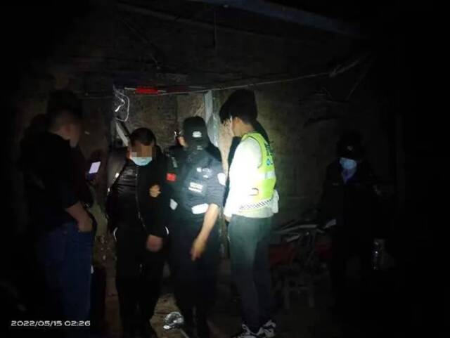 一群男女躲进荆门深山老林，竟干这勾当！54人被抓！