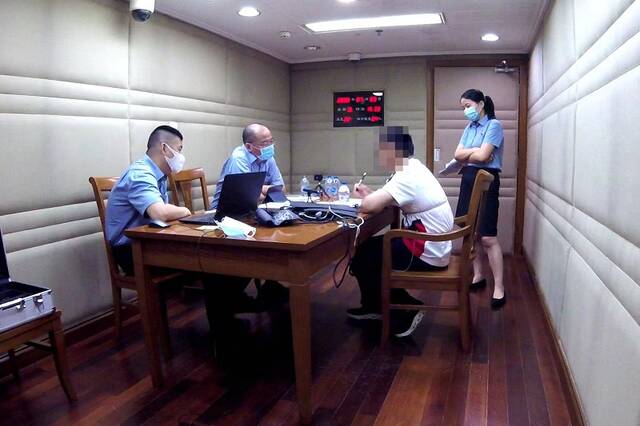 上海市检察院心理测试技术人员与文件检验鉴定人共同对被测试人开展心理测试。