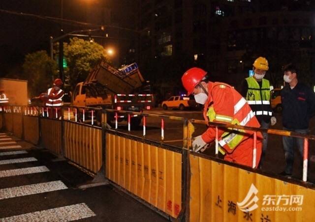 上海多区今夜拆除隔离路障 居民：路障拆了，离解封也就不远了！