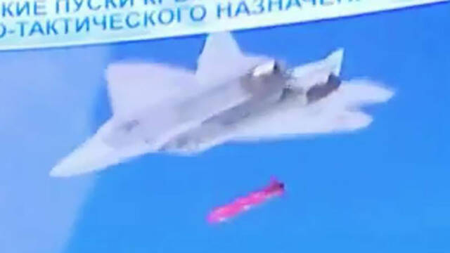 苏-57开弹舱发射导弹视频截图。
