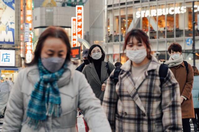 1月21日，人们走在日本东京涩谷街头。新华社记者张笑宇摄