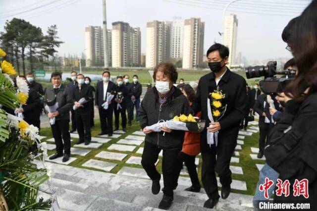 袁隆平逝世一周年：他一辈子躬耕田野的成就，永远镌刻在这辽阔大地