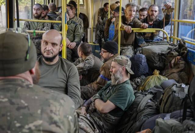 5月17日，从亚速钢铁厂撤离的乌克兰士兵在巴士上图源：澎湃影像