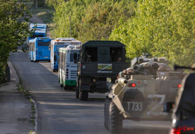 ↑过去几天里，载有乌方投降人员的巴士在俄罗斯军队的陪同下离开亚速钢铁厂