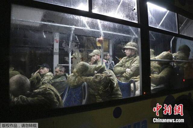 2022年5月20日，乌克兰军人撤离亚速钢铁厂后，坐在一辆公共汽车上。
