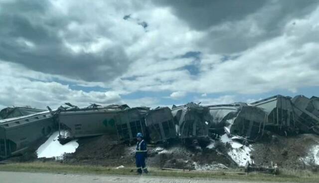 加拿大一货运列车43节车厢脱轨 目前暂无人员伤亡