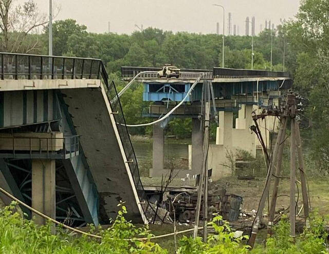 北顿涅茨克与利西昌斯克之间受炮击损坏的一座公路桥图片来源：社交媒体
