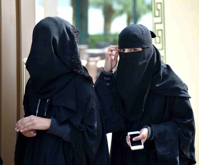 2015年12月12日，几名女选民从沙特首都利雅得的一个女性投票站走出。新华社记者王波摄