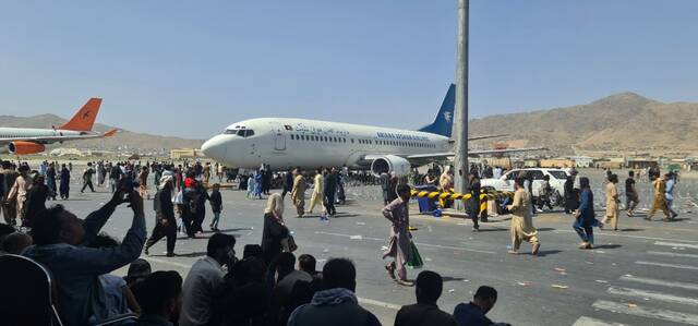 这是2021年8月16日，大量民众聚集在阿富汗喀布尔机场试图离开阿富汗。新华社发