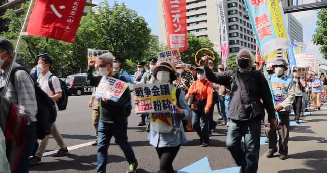 5月23日，民众在日本东京街头举行抗议集会。（视频截图）