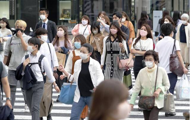 日本街头佩戴口罩的民众（资料图）