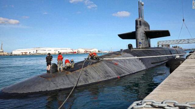 “内华达”号战略导弹核潜艇停靠关岛。