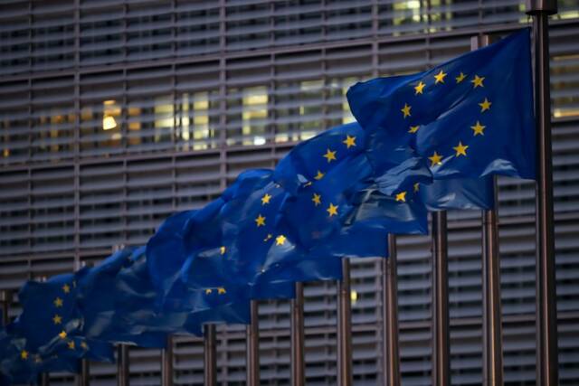 2020年12月24日在比利时布鲁塞尔拍摄的欧盟委员会总部大楼前的欧盟旗帜。新华社记者张铖摄