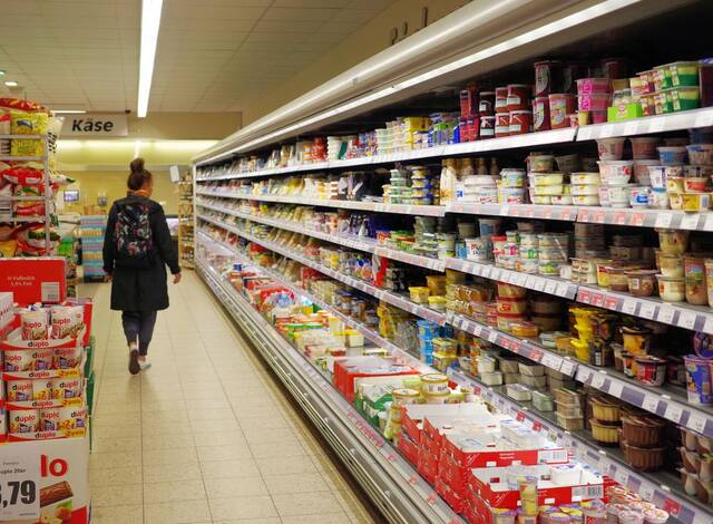 4月27日，消费者在德国柏林一家超市内选购商品。