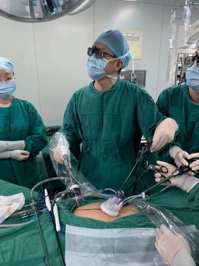 王中林（中）正在做结直肠癌腹腔镜手术
