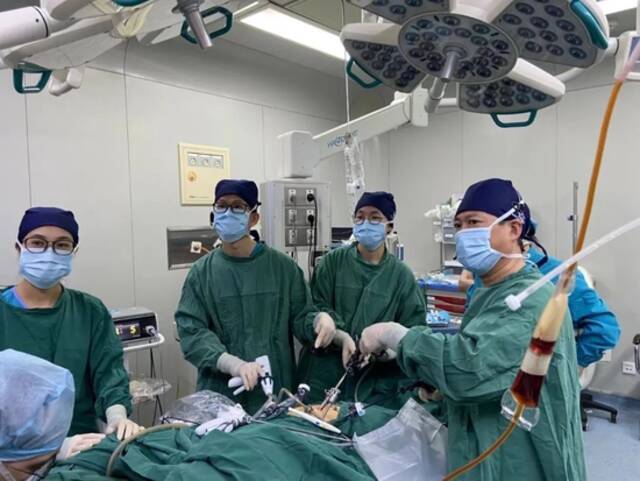 王中林（左二）正在做结直肠癌腹腔镜手术