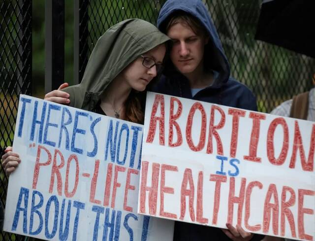 美国女性“摇摇欲坠”的堕胎权