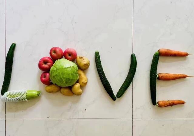 北京万寿路封管控区居民收到爱心蔬菜包，花式“拼图”表感谢