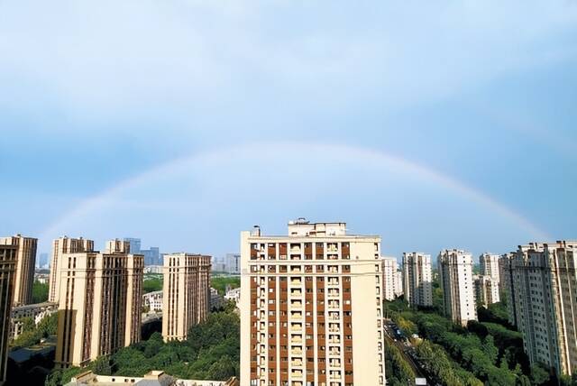 昨天下午，北京大部分地区出现雷阵雨天气。17时许，远方雨云密布的天空，架起了一道美丽的彩虹。和冠欣摄