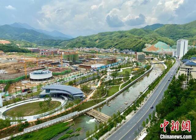 资料图：俯瞰发展中的遂昌县城。项菁摄